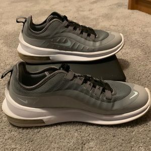 Nike air max axis size 7 woman’s
